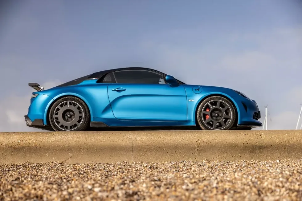 Alpine A110 бросает вызов спорткарам будущего