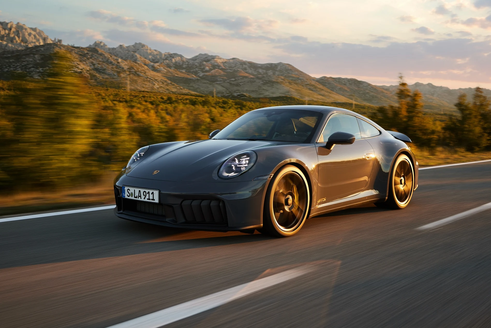 New Porsche 911 Turbo: supercar-slayer