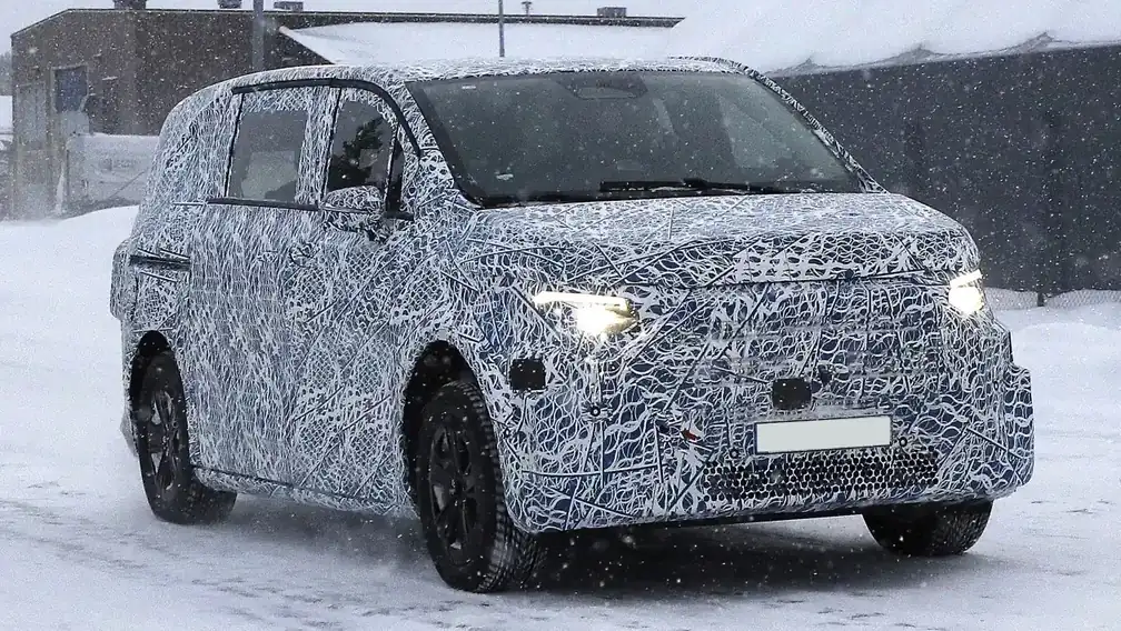 Новый Mercedes V-Class замечен с новый электротехнологией VAN.EA