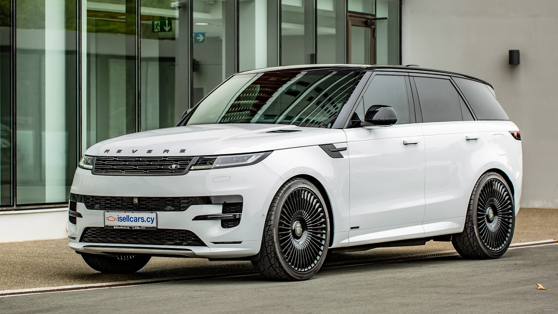 Land Rover luxury SUV in Cyprus – Land Rover imports and sourcing by isellcars.cy