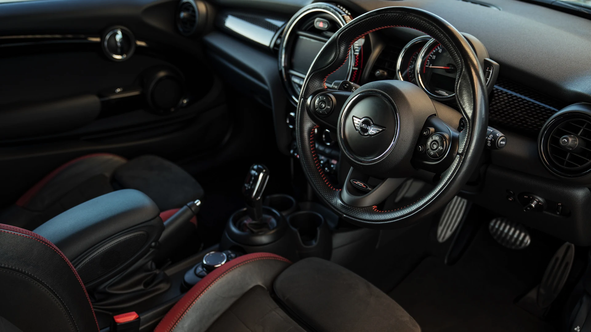 Mini John Cooper Works #78 Фото 8 Салон Mini John Cooper Works, спортивные сиденья и руль JCW. Авто 78
