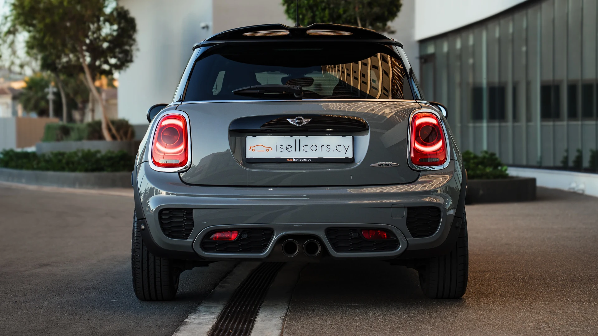 Mini John Cooper Works #78 Фото 4 Mini John Cooper Works сзади, сдвоенный центральный выхлоп и диффузор JCW. Авто 78