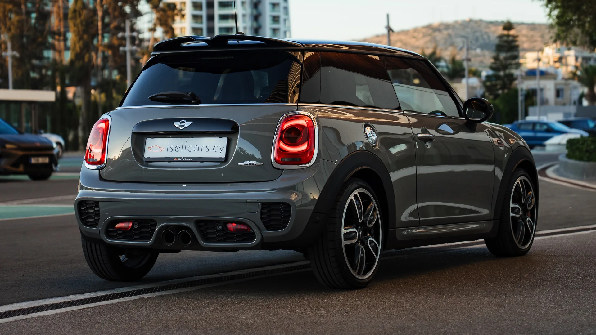 Mini John Cooper Works #78 Фото 6 Mini John Cooper Works сзади три четверти, красная отделка и спойлер на крыше. Авто 78
