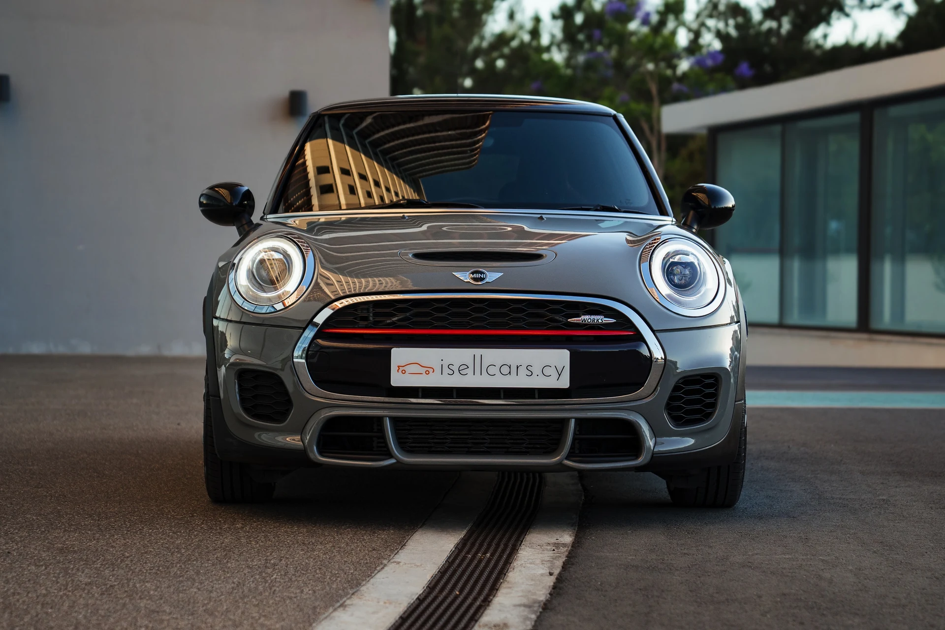 Mini John Cooper Works #78 Фото 3 Mini John Cooper Works спереди, шестиугольная решётка и светодиодные фары. Авто 78
