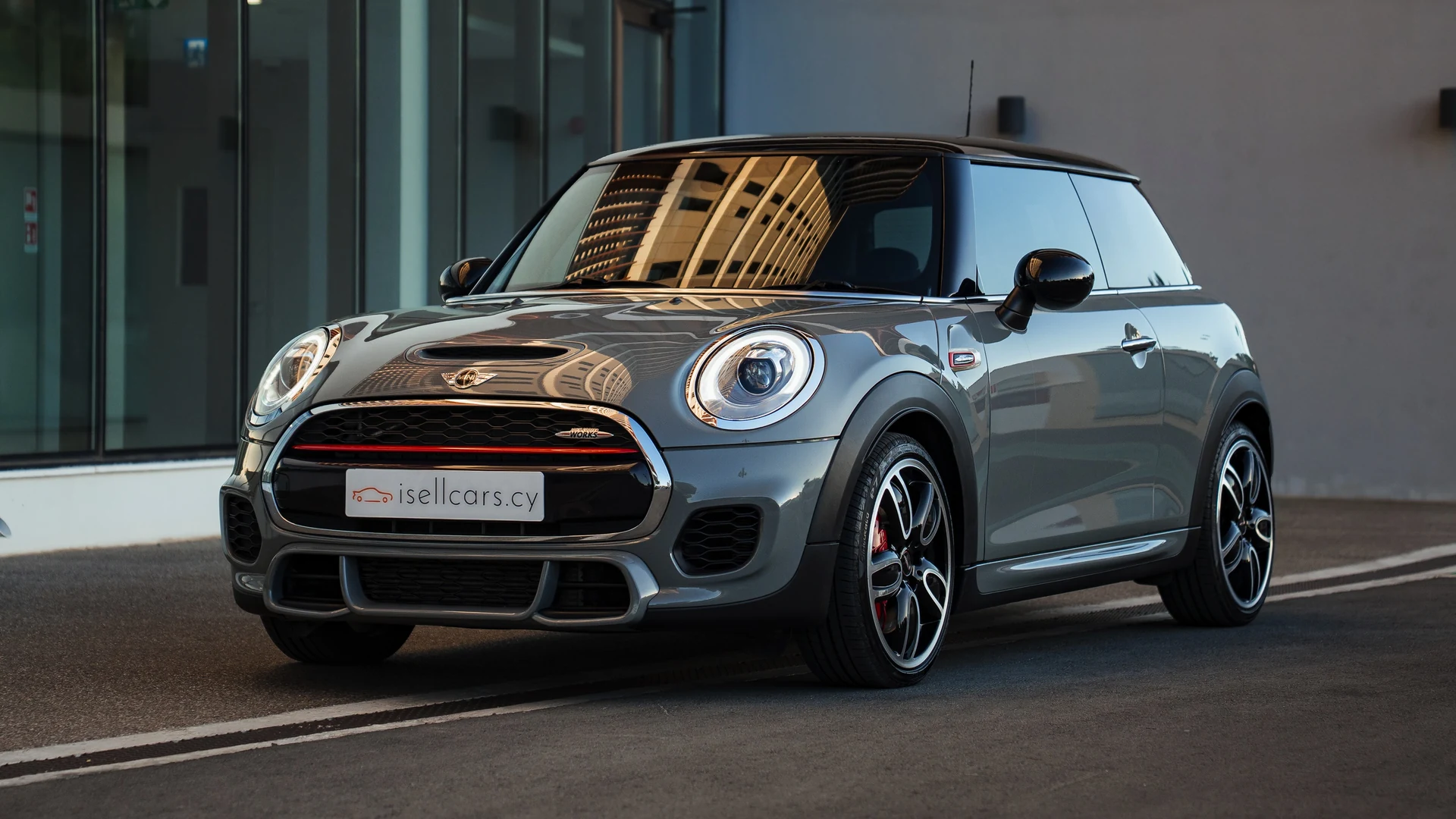 Mini John Cooper Works #78 Фото 1 Серый Mini John Cooper Works 2018, передняя часть три четверти, красные суппорты. Авто 78