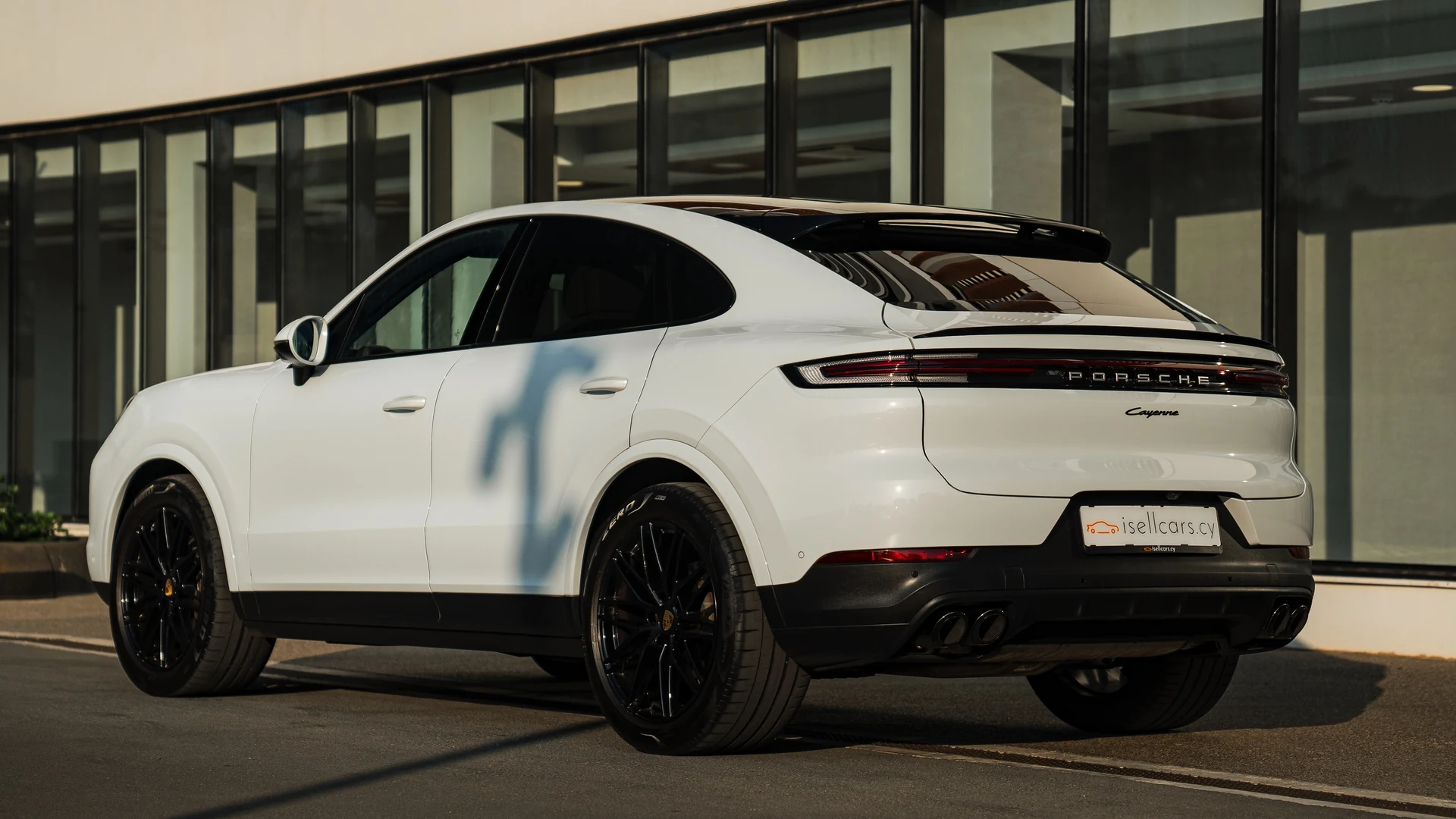 Porsche Cayenne Coupe #79 Фото 2 Передняя три четверти с другой стороны, Carrara White Metallic. Автомобиль 79