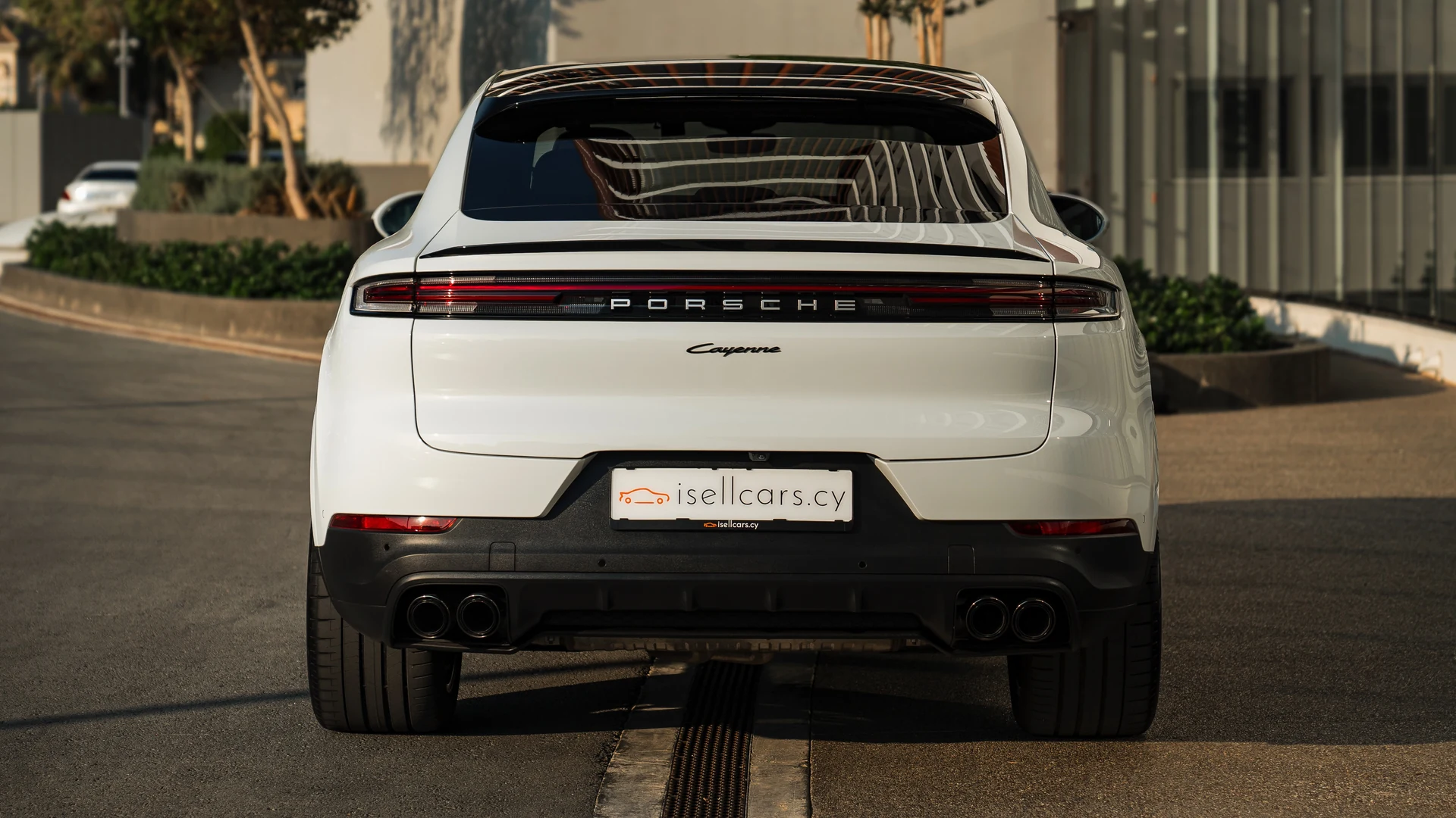 Porsche Cayenne Coupe #79 Фото 4 Задняя три четверти, купейная линия крыши и глянцевое чёрное антикрыло. Автомобиль 79