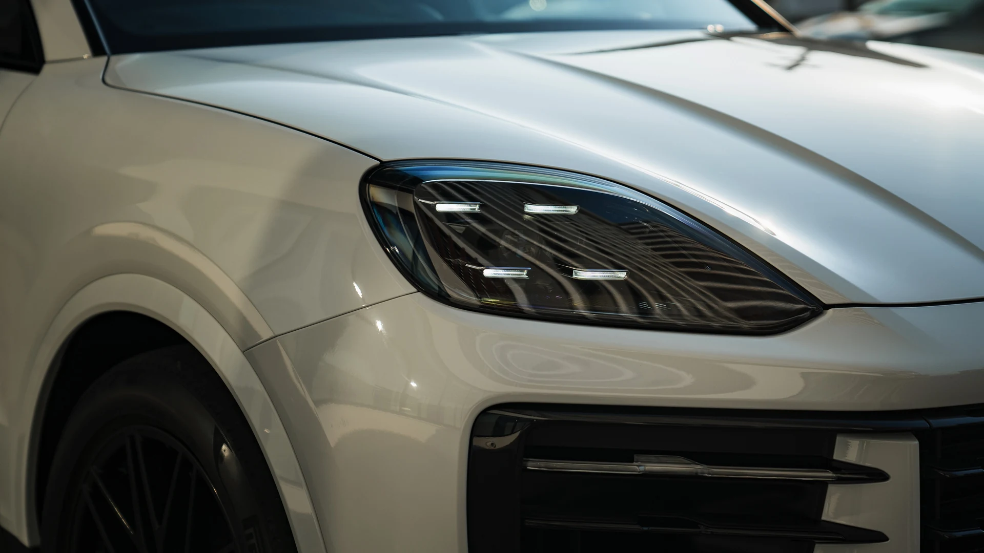 Porsche Cayenne Coupe #79 Фото 18 Деталь передней части, матричная LED-фара и глянцевый чёрный молдинг. Автомобиль 79