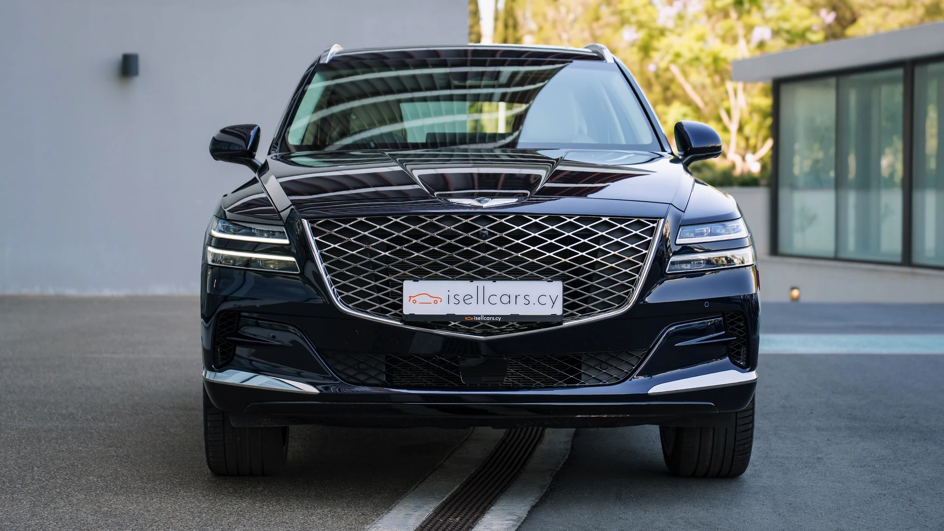 Front view, Genesis crest grille and quad headlamps. Car 80