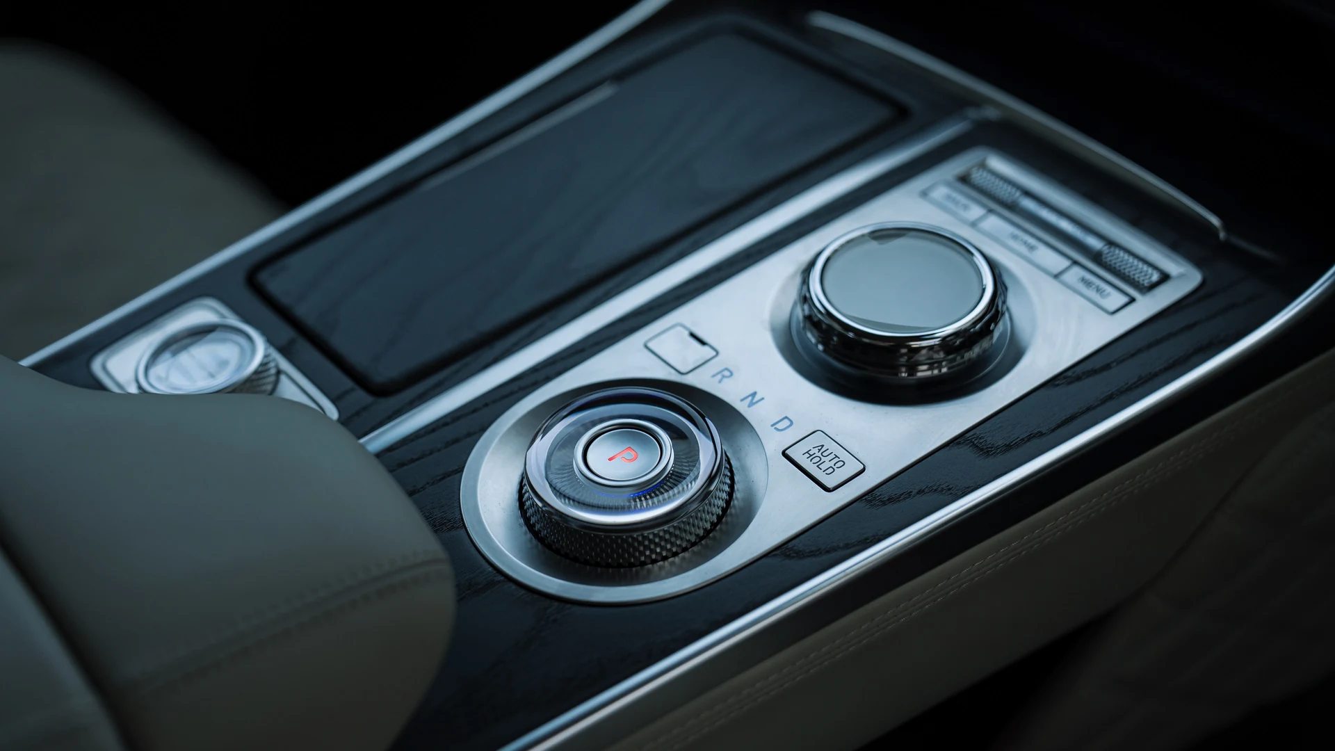 Centre console, rotary controller and gear selector. Car 80