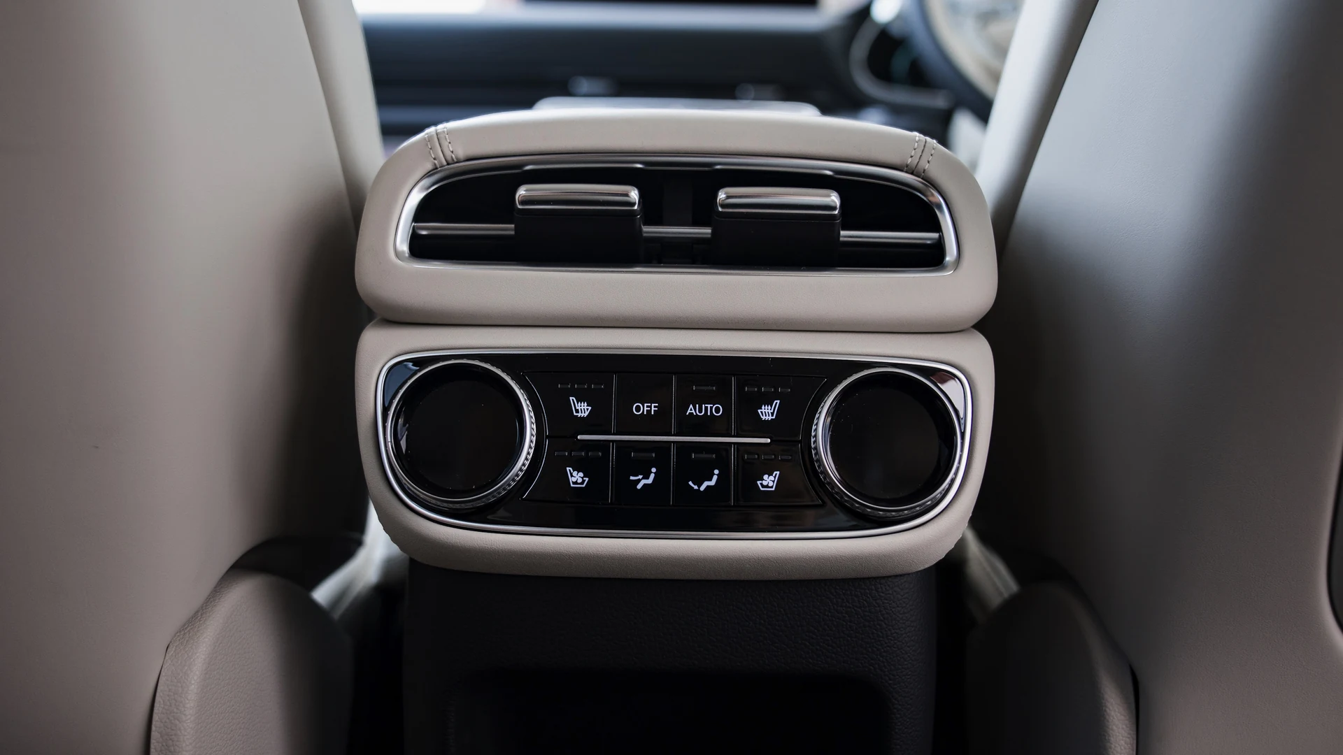 Rear climate controls and USB charging ports. Car 80