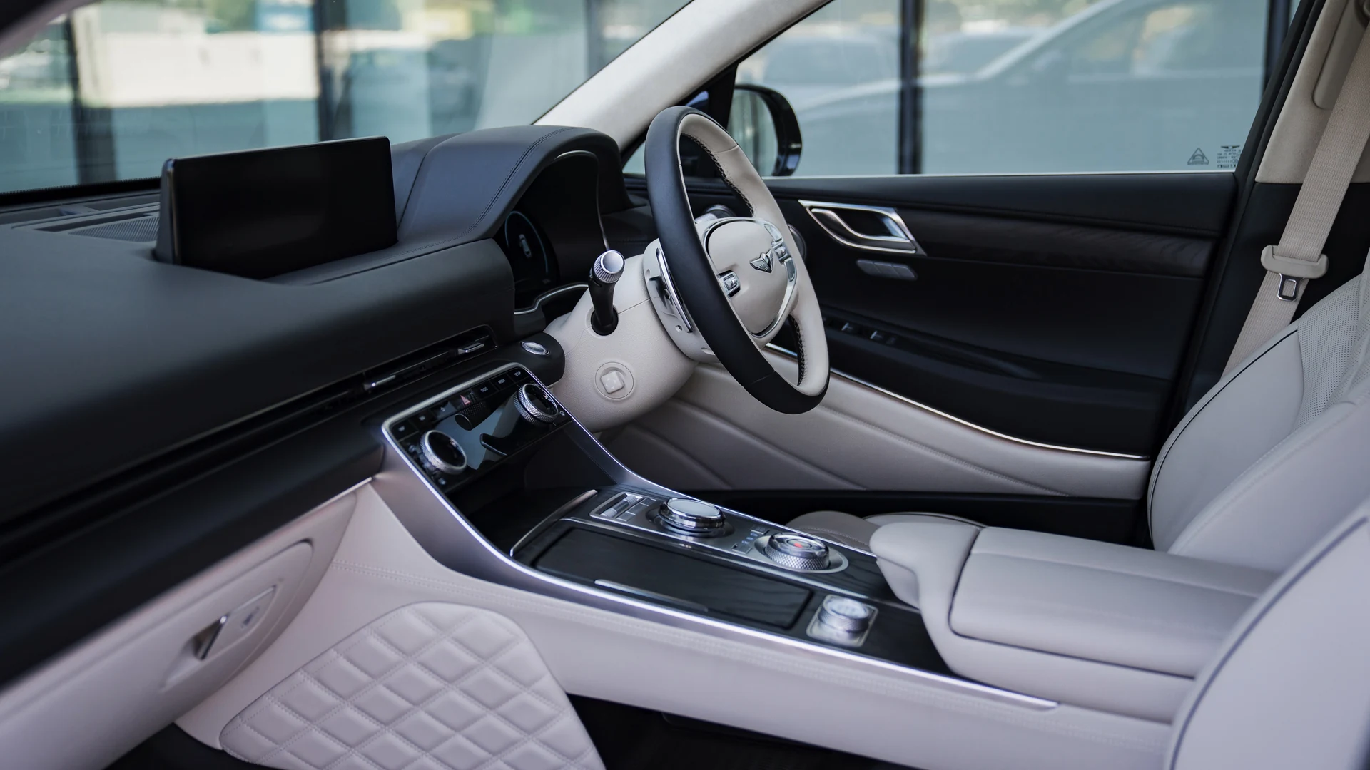 Rear seats, quilted Nappa leather Vanilla Beige with Obsidian Black contrast. Car 80