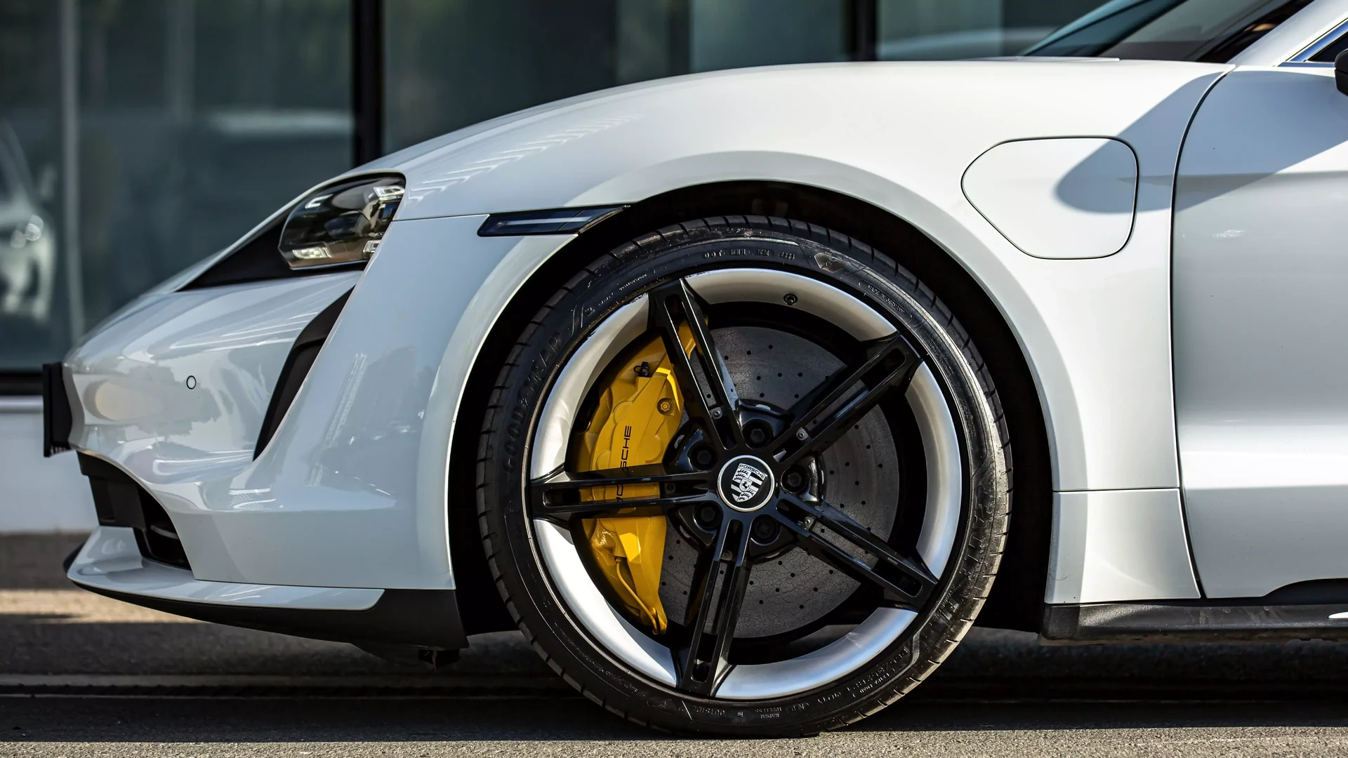 Porsche Taycan Turbo #63 Photo 19