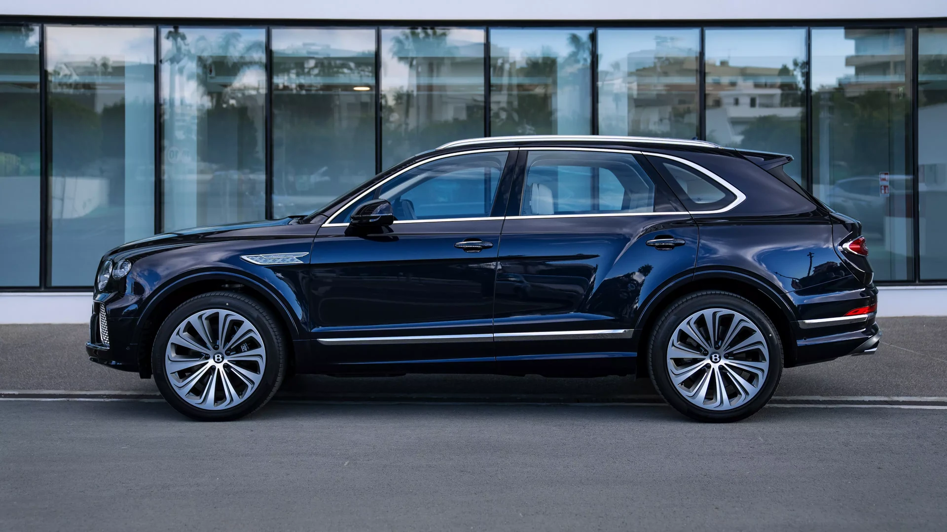 Bentley Bentayga V8 Atelier Edition #67 Photo 17