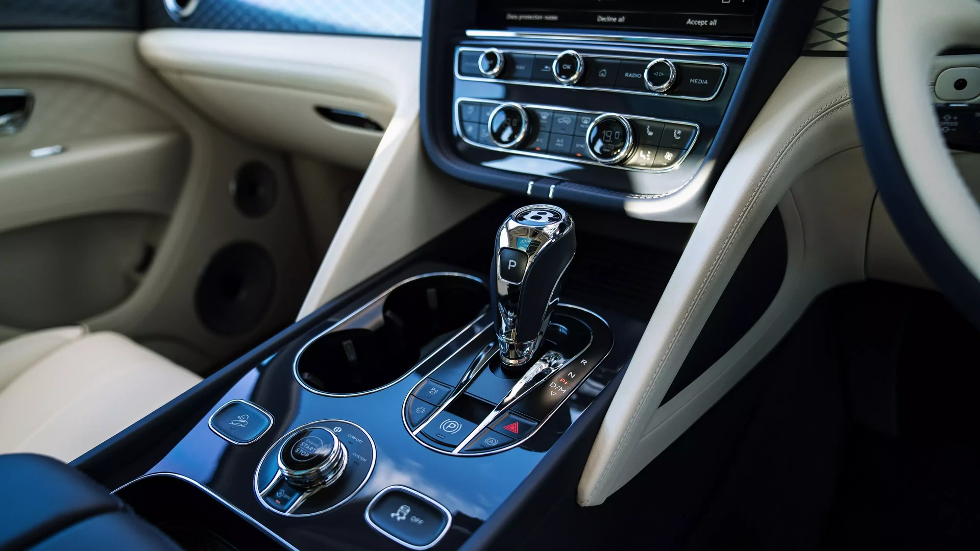 Bentley Bentayga V8 Atelier Edition #67 Photo 9