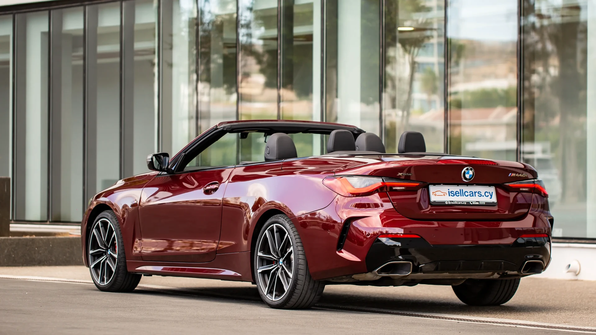 BMW M440i xDrive Convertible #40 Photo 2