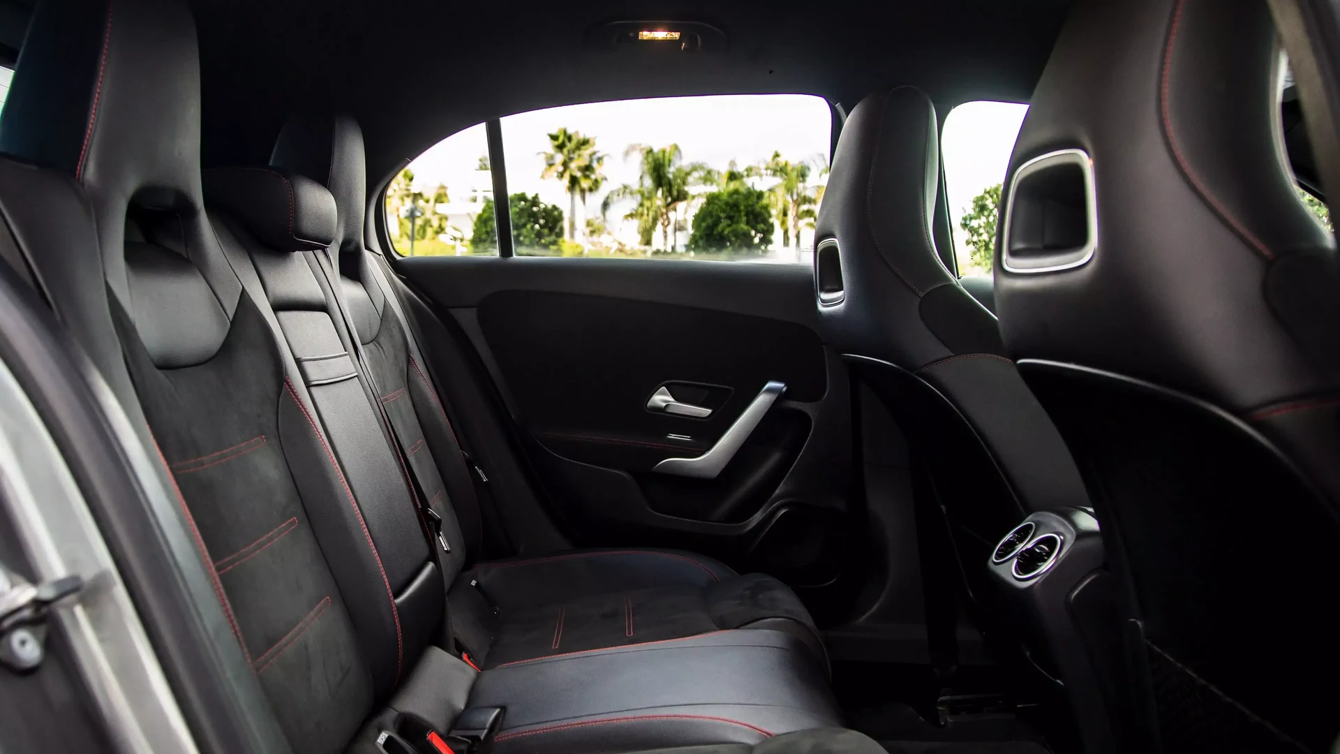 Mercedes-Benz A200d Hatchback #18 Фото 13