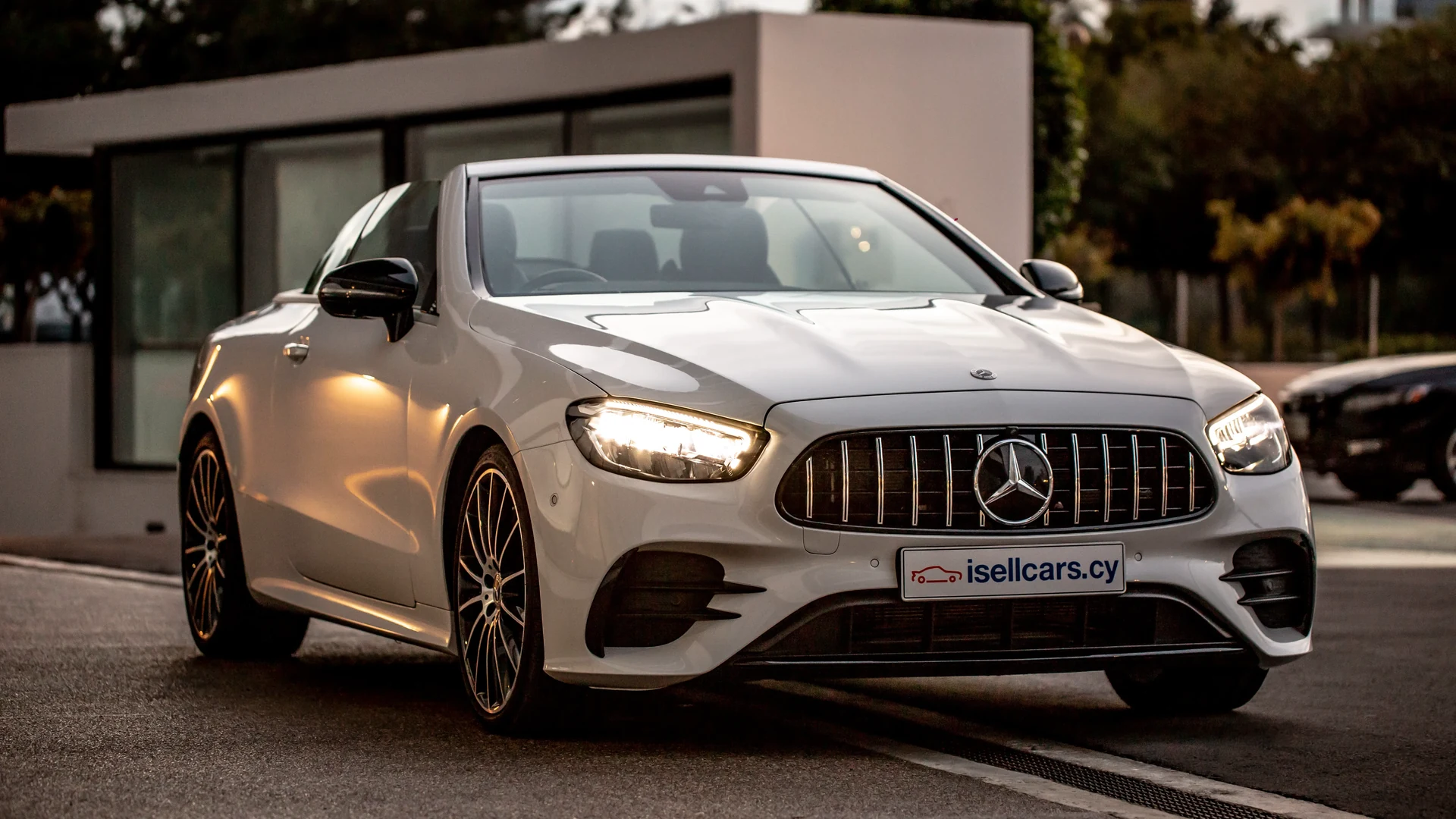 Mercedes-Benz E300 Convertible Premium Plus #10 Фото 12