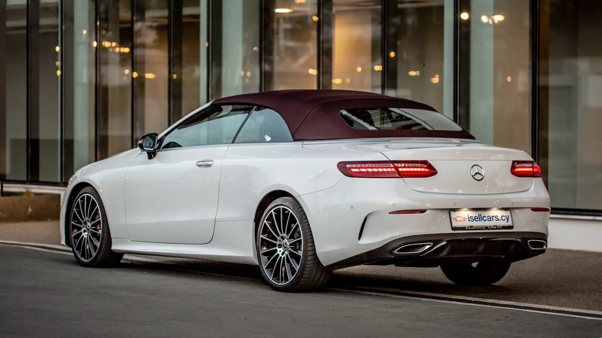 Mercedes-Benz E300 Convertible Premium Plus #10 Фото 8